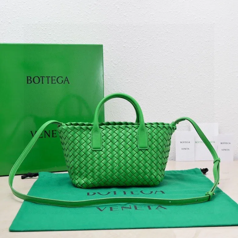 Batch 1560 Hello everyone, I have a new name, it’s called the Cabat woven Mini vegetable basket model ~ it can finally be carried on the shoulder. It is based on the original bag type and adds a shoulder strap and it is detachable! It's equivalent to spending one dollar to buy two bags. As the ace cutie of BV family, I really have no choice but to buy one! This bag of ours is really exactly the same as ZP. You can look big with a small amount of money~ Original sheepskin: size: 20*16*13cm, model: 5211#